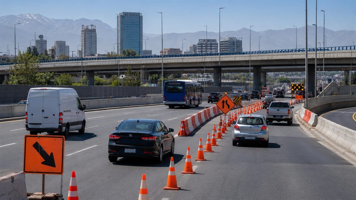 Trabajos viales con señalización temporal en una autopista urbana de Santiago.